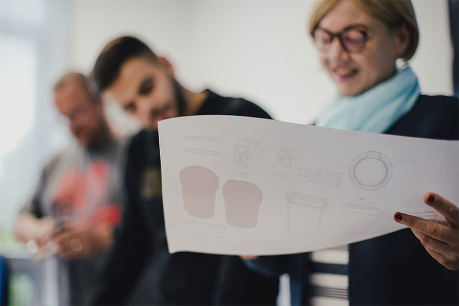 Productideeën en productontwikkelingen bij REFLECTS Productmanager met technische tekening