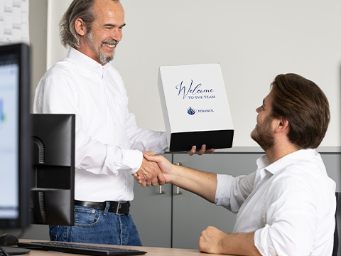 REFLECTS onboarding box as the ideal welcome gesture Presentation of the gift box to the new employee in the office