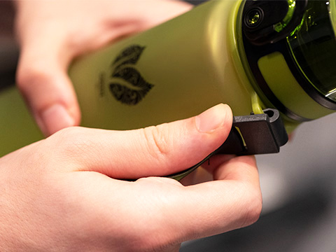 Attaching the carrying loop with clip to the ring Attaching the clip with the carrying loop to the ring of the drinking bottle Retumbler-Casan