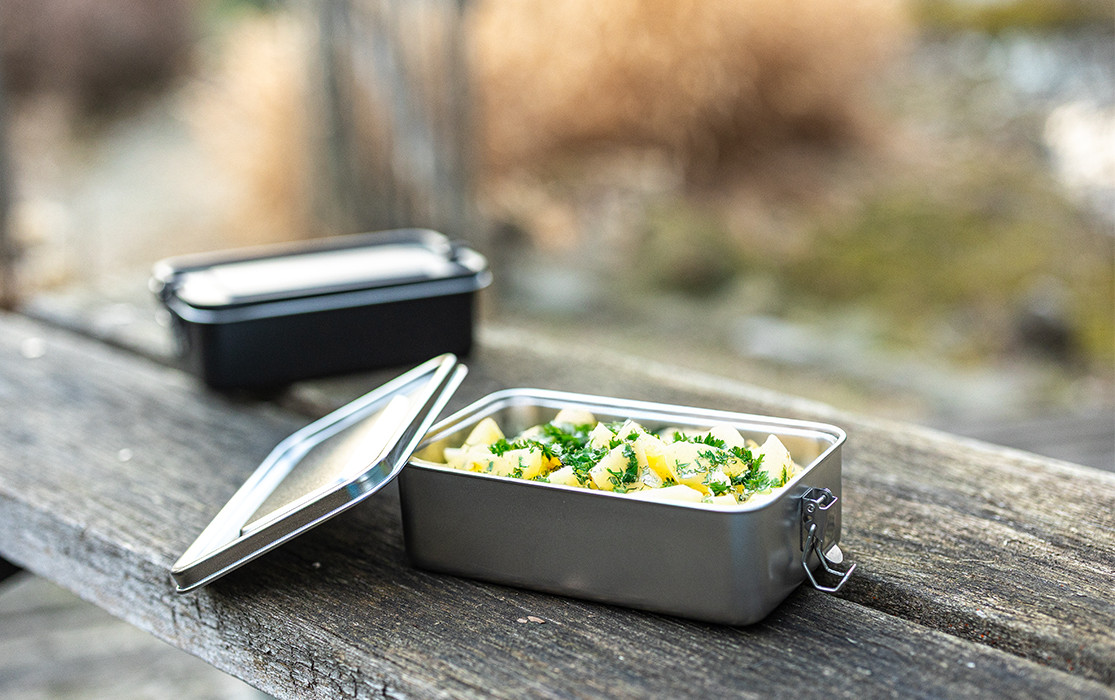 Boîtes à pain en acier inoxydable comme article promotionnel Boîtes à pain en acier inoxydable sur banc de pique-nique