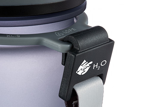 Logo on the clip of myCasan Carrying strap and a printed logo on the clip of the drinking bottle myCasan