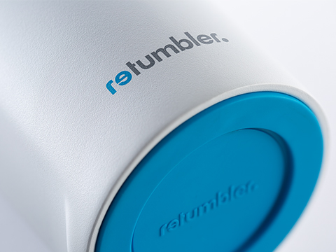 2-C Tampondruck auf RETUMBLER-mySteelOne mehrfarbiger Tampondruck auf weißer Flasche mySteelOne und Boden in cyan