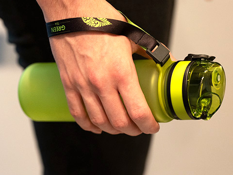 Retumbler Casan with wrist strap Drinking bottle Retumbler-Casan in the hand with carrying loop around the wrist