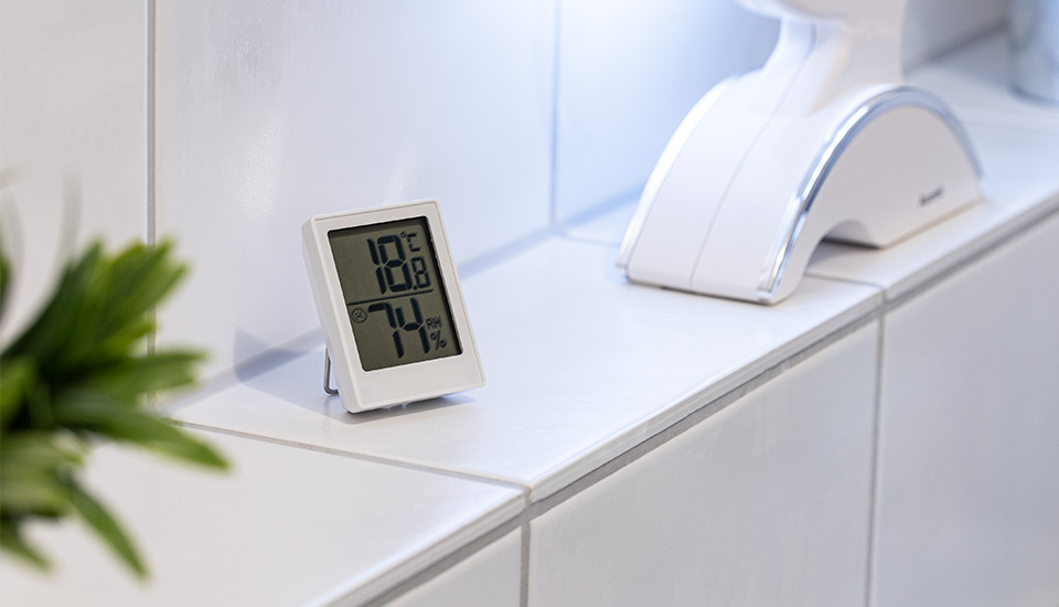 REEVES Wetterstationen als Werbeartikel Weiße Wetterstation im Badezimmer