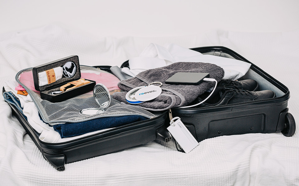 Accessoires de voyage REFLECTS comme support publicitaire Accessoires de voyage de REFLECTS dans une valise de voyage ouverte