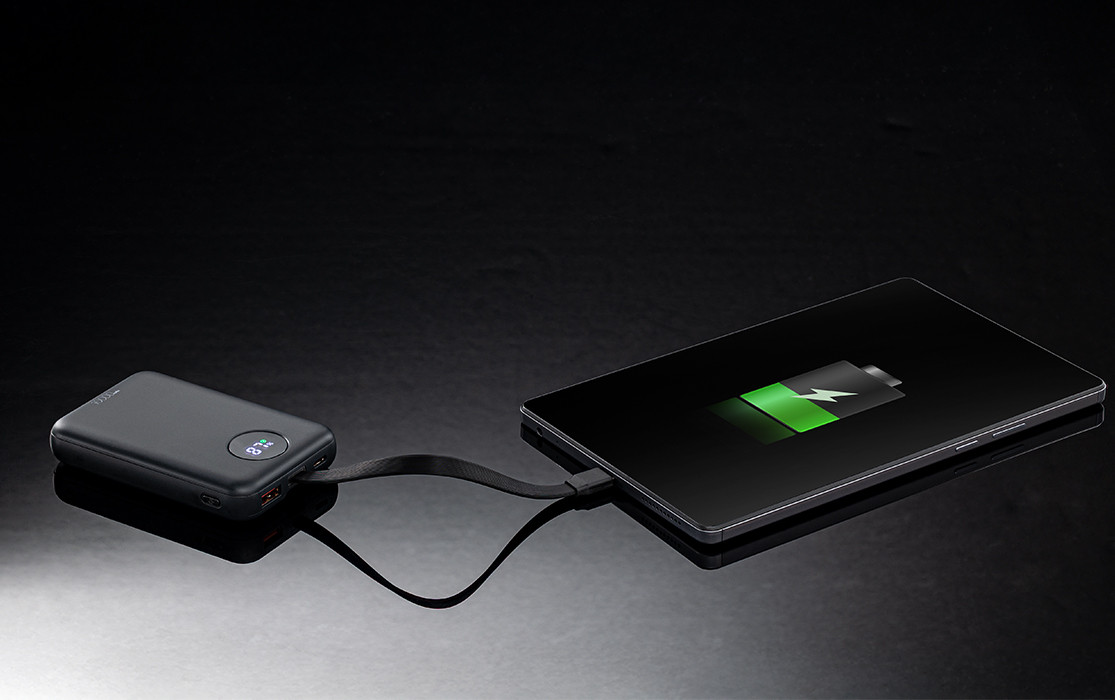 Nouveauté publicitaire - Powerbank 10.000 mAh avec MagSafe® - REEVES-DAIYMO Powerbank charge un smartphone via le câble intégré