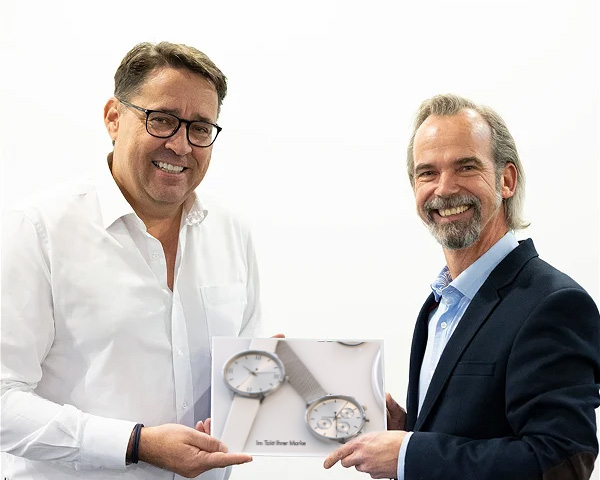 ADITAN neemt promotiehorloges over Meinhard Mombauer en Dirk Haynberg bij de overdracht van promotiehorloges