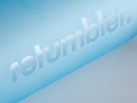 Effektvolle Werbeanbringung. Klarlack auf Matter myToulon Glass Trinkflasche atte Glasflasche mit durchsichtigem Schriftzug aus Effektlack