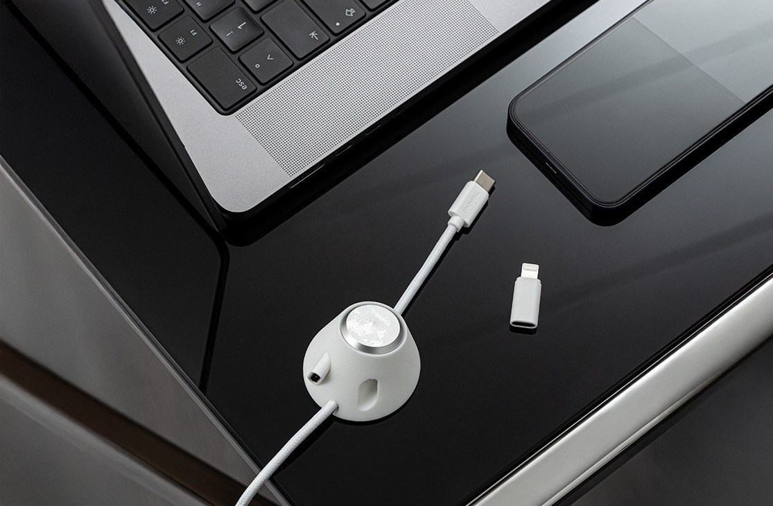 Porte-câble REEVES-Convertics desktop avec câble de charge et de données 6-en-1 Porte-câble blanc REEVES-Convertics desktop avec câble de charge USB-C branché