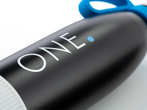 Druck auf Thermoflasche myNizza Nahaufnahme Druck auf schwarzer myNizza Trinkflasche