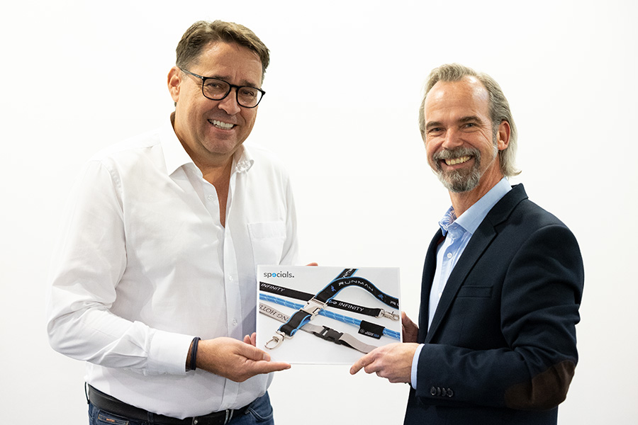 Directeur Meinhard Mombauer en Dirk Haynberg met Aditan catalogus Directeur Meinhard Mombauer en Dirk Haynberg tonen Aditan Lanyard-catalogus