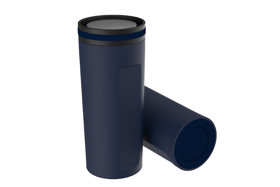 Mugs isothermes RETUMBLER® en bleu marine – un duo élégant. Deux mugs isothermes bleu marine avec couvercle noir sur fond blanc, l'un debout et l'autre couché.