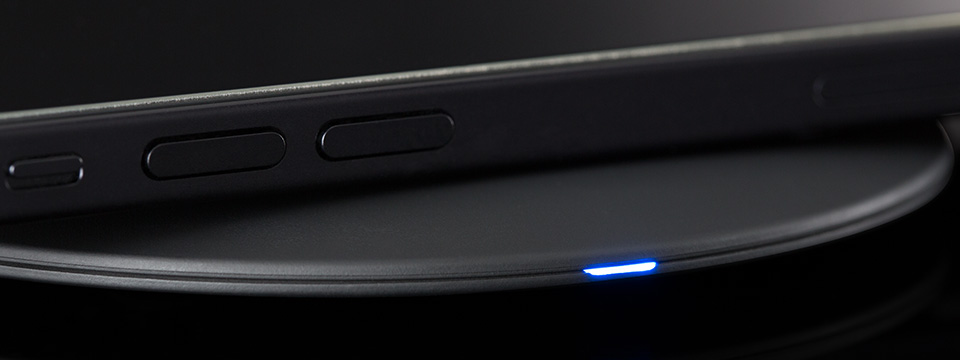 Close-up Wireless Charger REEVES-OCEANSIDE black 52490-BK Close-up - Mobile phone on flat wireless charger