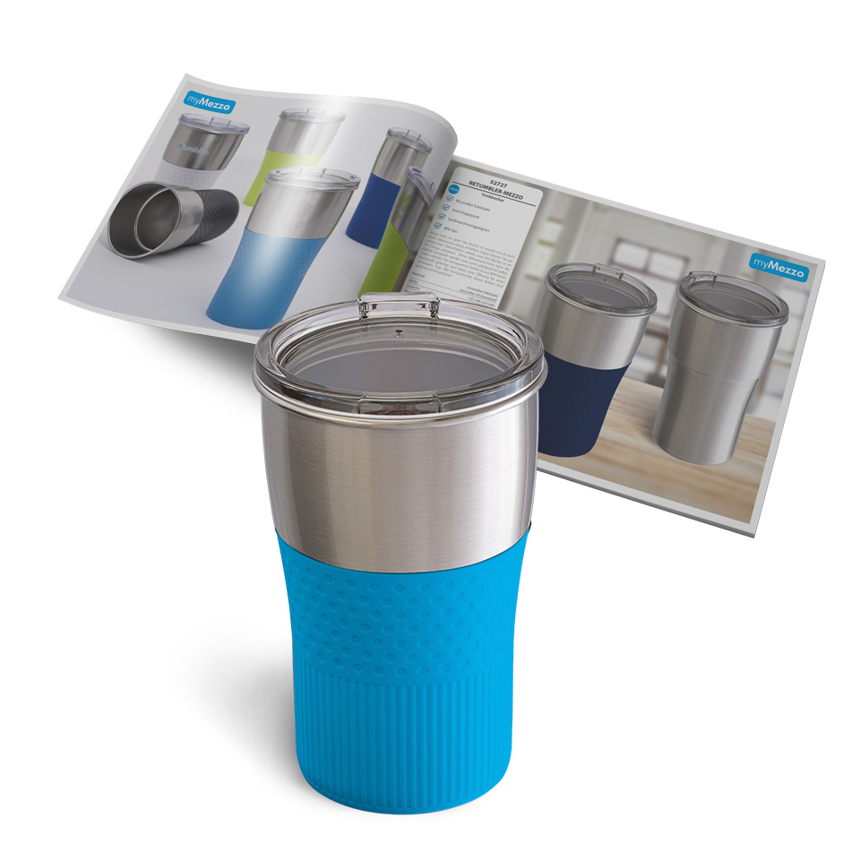 Katalog Trinkbecher myMEZZO Verkaufshilfe myMEZZO Becher mit Cyan Sleeve und aufgeschlagenem Katalog
