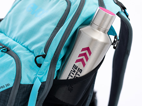 Thermotrinkflasche myDrinqeo mit Logo Thermotrinkflasche myDrinqeo mit Logo im Rucksack