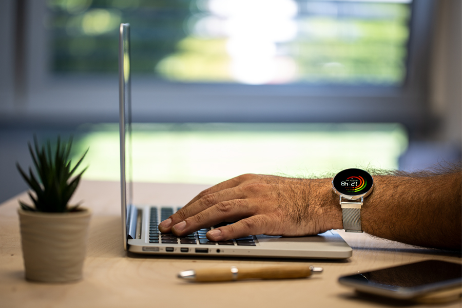 Werbeartikel auf dem Schreibtisch Arbeiten am Laptop