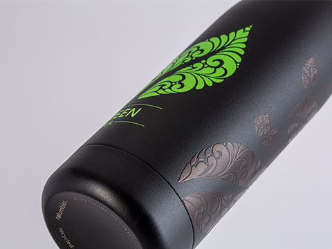 Eye-catching 360-degree print on RETUMBLER-myNizza thermos bottle Close-up of all-around print on black drinking bottle