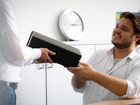 REFLECTS onboarding set for a perfect start Happy new employee with the onboarding box