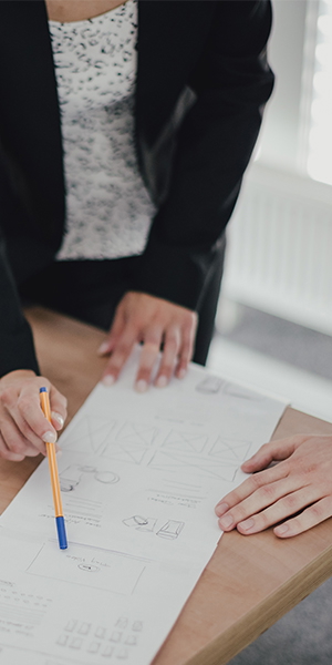 Uitleg van landingspagina wireframe Docent legt wireframe landingspagina uit