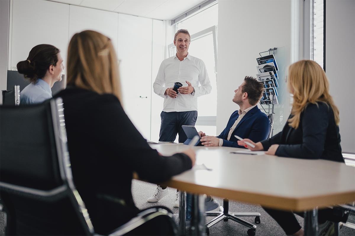 Gestion de l'innovation chez REFLECTS Collaborateurs REFLECTS en réunion de produit