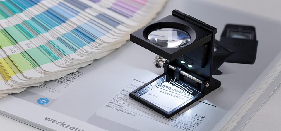 Compteur de fils RE98 et autres fournitures de bureau en tant qu'articles promotionnels Compteur de fils RE98 avec échantillons de couleurs Pantone