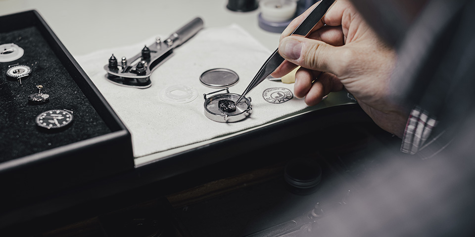 REFLECTS employee checks the quality of the watch components Control and quality assurance of our RETIME advertising watches