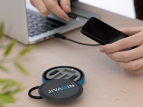 myConvertics Kabelset in gebrauch Mobiltelefon wird mit Laptop per Kabel verbunden, durch Kabelset myConvertics
