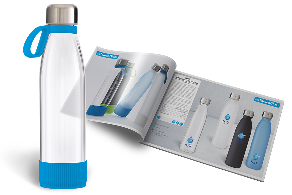 Verkaufshilfen für Werbeartikel Retumbler-myToulon Glass Retumbler-myToulon Glasflasche und aufgeschlagener Katalog