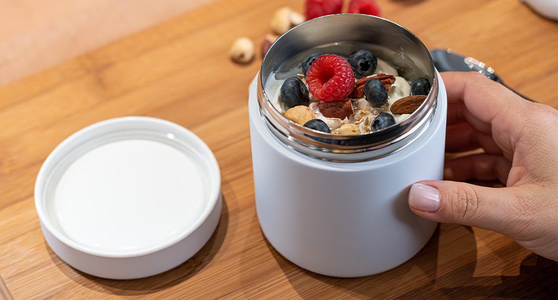 Thermolunchpot de 500 ml pour les repas et les encas Thermolunchpot blanc de 500 ml RE98-Banbridge avec fruits et yaourt à l'intérieur