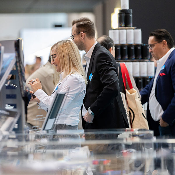 Reflects at trade fairs Reflects employees at trade fair stand