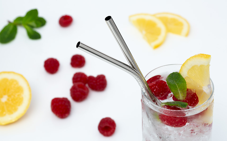 RETUMBLER rietjes als promotieartikelen Twee RETUMBLER rietjes in een glas met een zomerdrankje