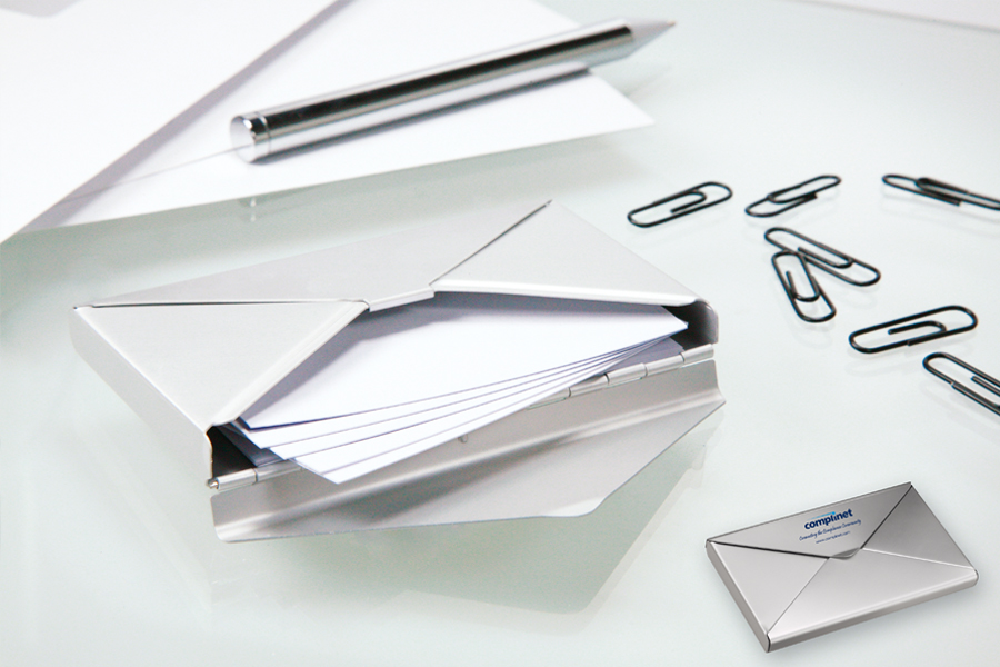 Vistitenkartenbox aus Metall Vistitenkartenbox aus Metall auf Schreibtisch
