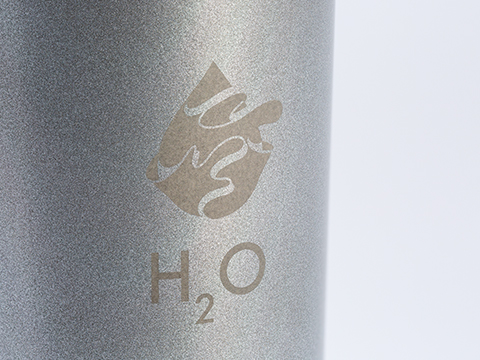 Lasergravur auf mySteelOne Thermotrinkflasche Nahaufnahme Lasergravur auf silbener RETUMBLER-mySteelOne