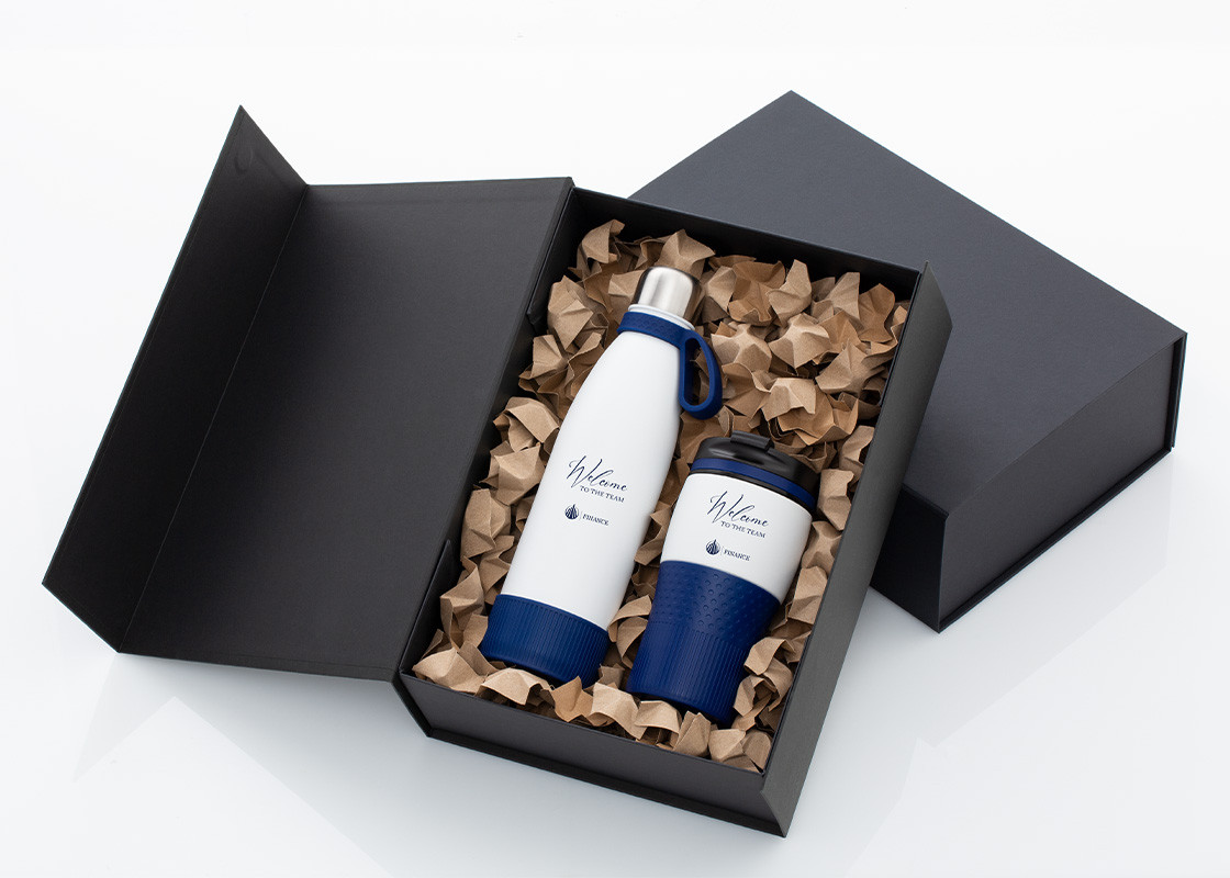 REFLECTS-geschenkset met hoogwaardige verpakking  Geopend REFLECTS-geschenkset met papieren chips en verfijnde RETUMBLER-drinkwaren