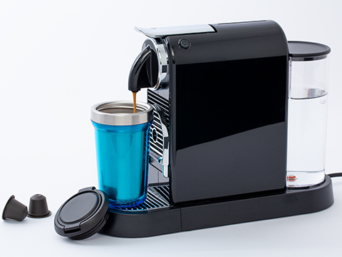 myVivero thermal mug under the coffee machine Coffee machine fills myVivero thermal mug with coffee