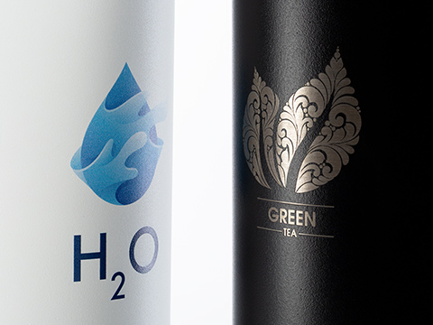 Druck und Gravur auf myNizza Thermotrinkflasche Nahaufnahme Druck auf weißer myNizza Thermoflasche und Gravur auf schwarzer myNizza Thermoflasche