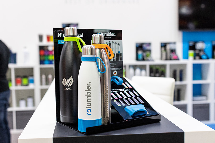 RETUMBLER-Nizza Display Présentoir avec bouteilles isothermes REFLECTS sur la table