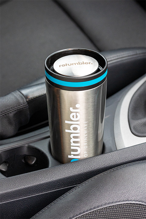 Thermobecher myDrinqeo mit RETUMBLER Logo Thermobecher myDrinqeo mit RETUMBLER Logo im Auto
