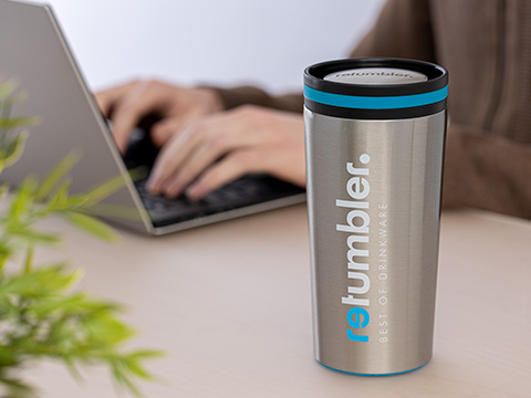 Thermobecher myDrinqeo im Büro Thermobecher myDrinqeo mit RETUMBLER Logo im Büro
