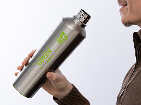 Thermotrinkflache myDrinqeo mit Green Tea Logo Thermotrinkflasche myDrinqeo beim Trinken