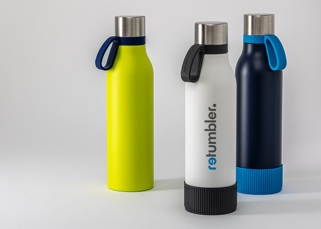 Bouteille RETUMBLER-myToulon II 820 en acier inoxydable recyclé Trois bouteilles myToulon II vert clair blanc et bleu foncé avec des composants en silicone