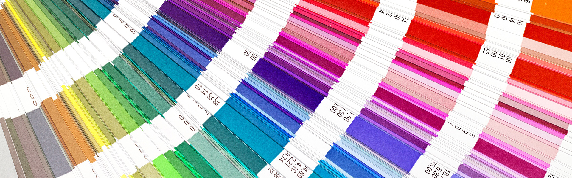 Pantone fans uitgevouwen pantone kleurenwaaiers uitgesteld