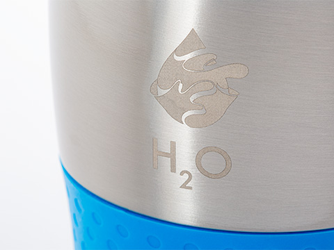 Lasergravur auf Trinkbecher RETUMBLER-myMEZZO Lasergravur "H2O" auf Edelstahl Becherkorpus von myMEZZO