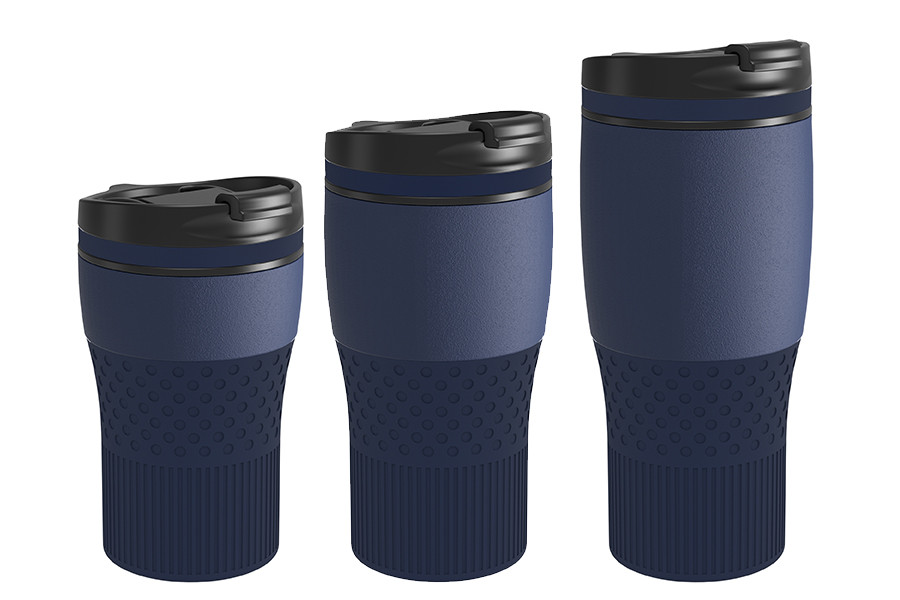 Mugs isothermes RETUMBLER® en bleu marine – trois tailles, design moderne. Trois mugs isothermes bleu marine avec couvercle noir, placés côte à côte sur fond blanc.