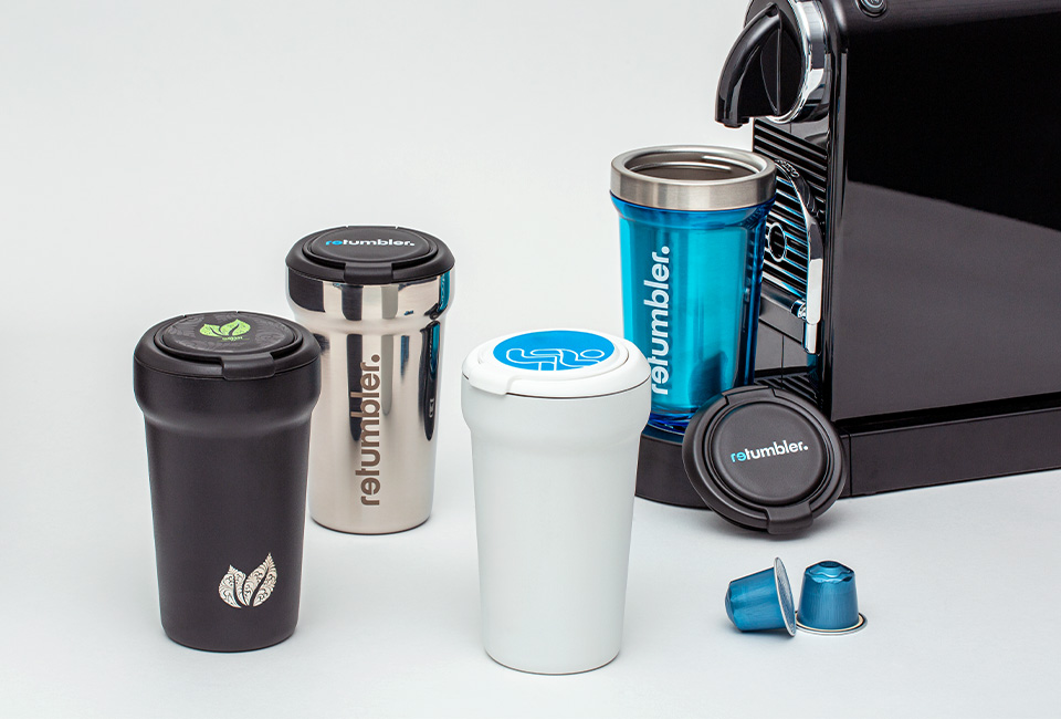 Mugs thermos RETUMBLER-myVIVERO et RETUMBLER-VIVERO STEEL comme articles promotionnels Mugs thermos myVIVERO et VIVERO STEEL avec machine à café