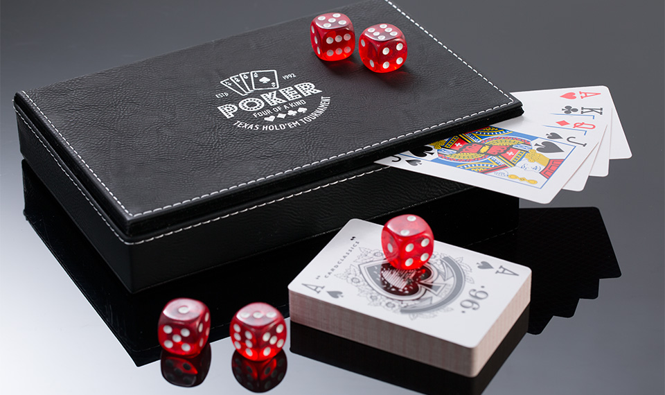 REFLECTS jouets comme articles promotionnels Un jeu de cartes avec des cartes à jouer, des dés rouges et un étui noir