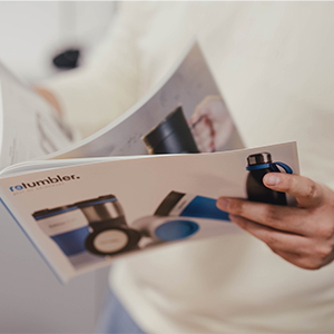 Media ontwerper voor digitaal en print met Reflects catalogus Media-ontwerper controleert Reflects catalogus