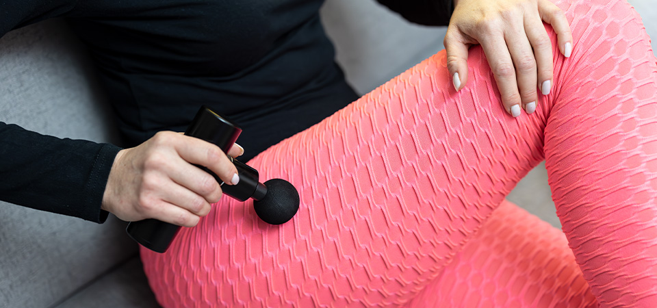 Practical massage device from REEVES as a promotional item The massage gun REEVES-ACUREL in use