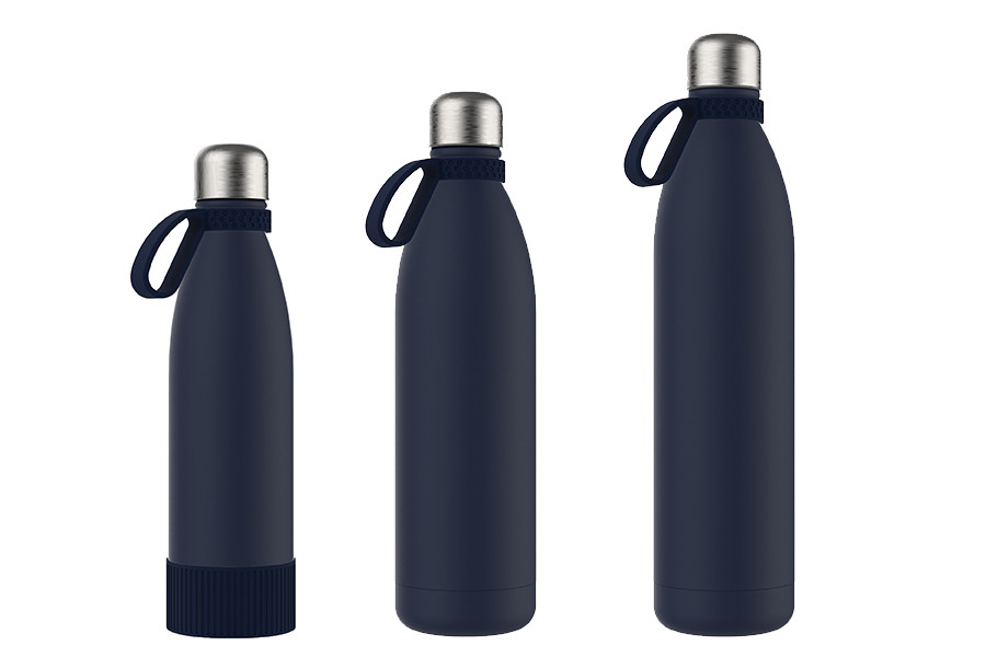 Gourdes RETUMBLER® en bleu marine – trois tailles, design moderne. Trois gourdes bleu marine avec couvercle argenté et boucle noire, disposées côte à côte sur fond blanc.