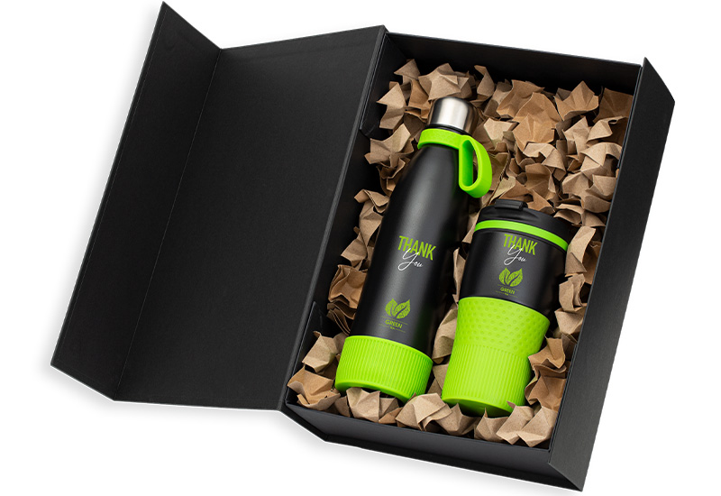 REFLECTS gift set with high-quality packaging and highlight products Open gift set with paper chips and black RETUMBLER drinkware with green finishing